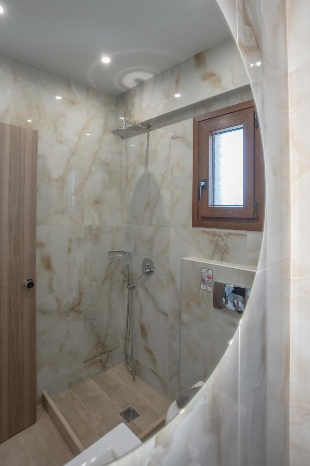 Sunshine Rooms And Suites Vrasná Kültér fotó